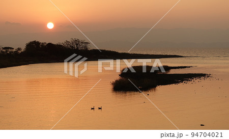 静かな海に沈む夕日(長崎県:大村湾) 静かな海に沈む夕日(長崎県:大村湾) 94704021