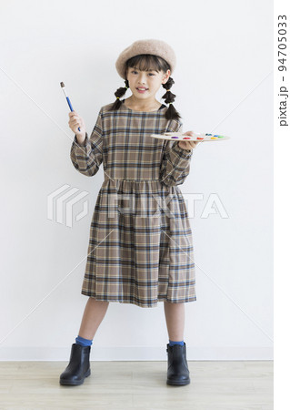 絵の具のパレットと筆を持った女の子 画家 絵画 絵の具のパレットと筆を持った女の子 画家 絵画 94705033