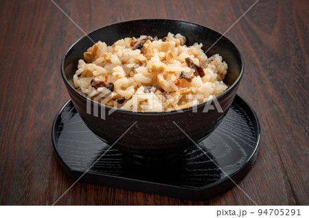 日本の家庭料理、手作り五目ご飯 94705291