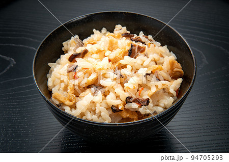 日本の家庭料理、手作り五目ご飯 94705293