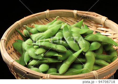 茹でた黒埼茶豆 94706718