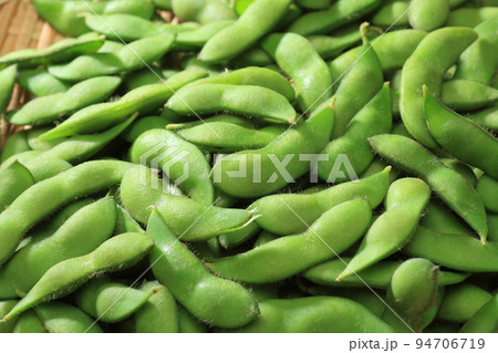 茹でた黒埼茶豆 94706719