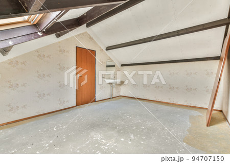 A cozy and spacious empty room in a luxury house A cozy and spacious empty room in a luxury house 94707150