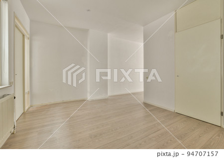 Plastic window and radiator on white wall in empty light room at home 94707157