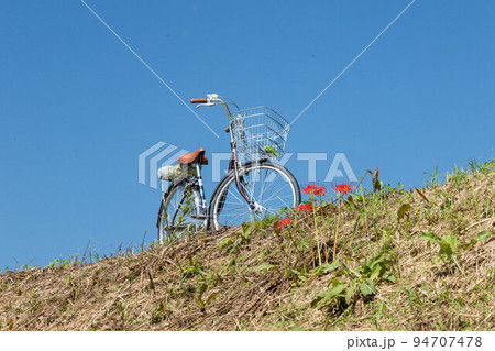 土手沿いの曼珠沙華と自転車 土手沿いの曼珠沙華と自転車 94707478