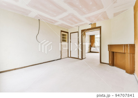A cozy and spacious empty room in a luxury house A cozy and spacious empty room in a luxury house 94707841