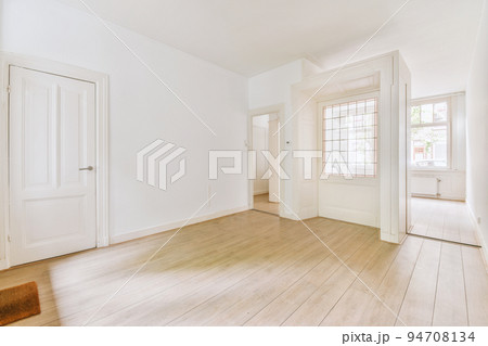 Plastic window and radiator on white wall in empty light room at home 94708134
