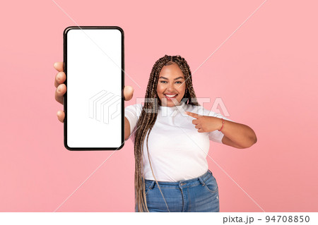 Cheerful Black Plump Woman Showing Large Smartphone Screen, Pink Background 94708850