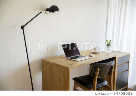 書斎　在宅ワークのワークスペース 94708938