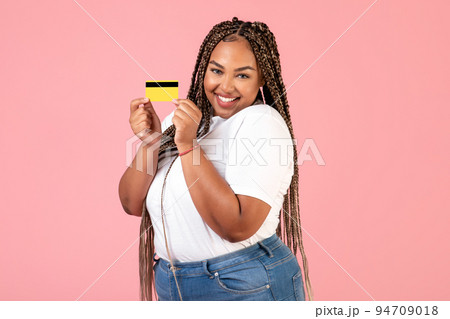 Cheerful Black Lady Showing Credit Card Standing Over Pink Background 94709018
