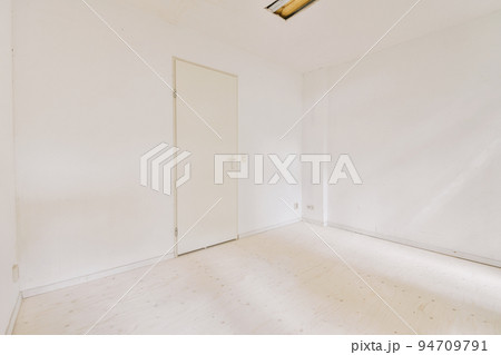 A cozy and spacious empty room in a luxury house A cozy and spacious empty room in a luxury house 94709791