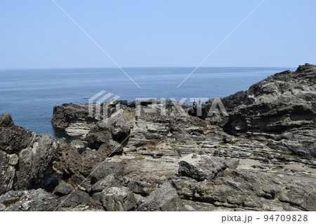 奇岩怪石の磯が続く 庄内海岸の岩場風景 94709828