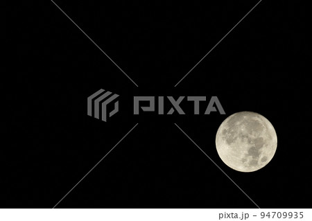 夜空に浮かぶ九月の小望月(位置:右下) 夜空に浮かぶ九月の小望月(位置:右下) 94709935