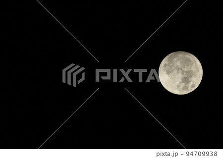 夜空に浮かぶ九月の小望月（位置：右中） 94709938
