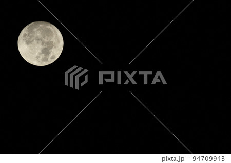 夜空に浮かぶ九月の小望月(位置:左上) 夜空に浮かぶ九月の小望月(位置:左上) 94709943