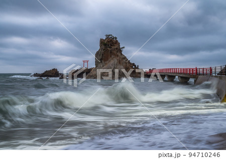 福島県いわき市　曇天の八立海岸弁天島の朝 94710246