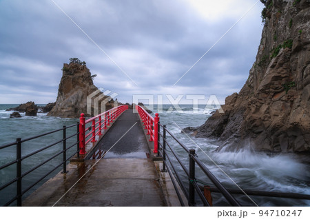 福島県いわき市　曇天の八立海岸弁天島の朝 94710247