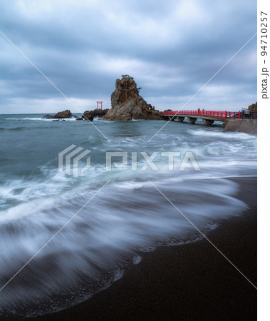 福島県いわき市 曇天の八立海岸弁天島の朝 福島県いわき市 曇天の八立海岸弁天島の朝 94710257