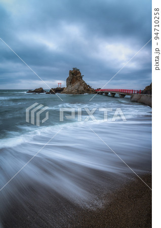 福島県いわき市　曇天の八立海岸弁天島の朝 94710258