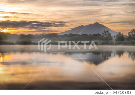 茨城県筑西市 母子島遊水地の朝焼けと筑波山 茨城県筑西市 母子島遊水地の朝焼けと筑波山 94710303