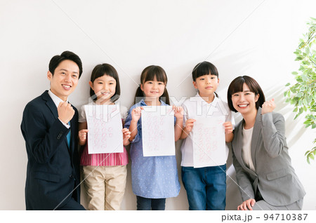 テストで満点を取った小学生と塾の講師 94710387