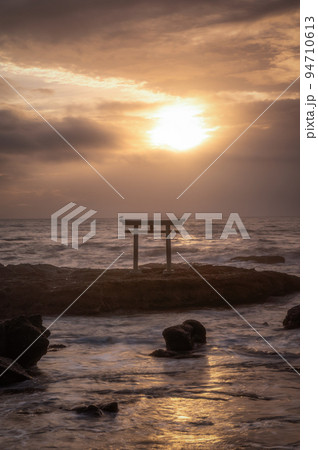 茨城県ひたちなか市　大洗磯前神社神磯の鳥居の朝 94710613