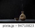 熱燗の日本酒と酒器、徳利とお猪口 94710823
