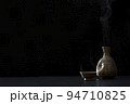 熱燗の日本酒と酒器、徳利とお猪口 94710825