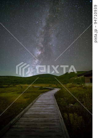 福島県福島市　浄土平の秋の星景　オリオン座と天の川 94710939