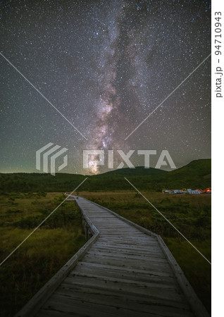 福島県福島市　浄土平の秋の星景　オリオン座と天の川 94710943