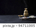 熱燗の日本酒と酒器、徳利とお猪口 94711005