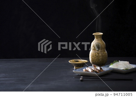 熱燗の日本酒と酒器、徳利とお猪口 94711005