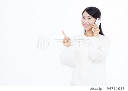 スマホで通話をしている30代の女性 スマホで通話をしている30代の女性 94711013