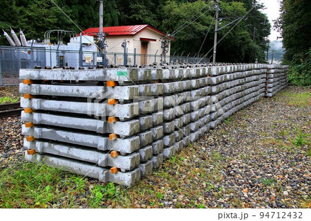 交換工事を控えた…バラスト軌道用『PCまくらぎ』 交換工事を控えた…バラスト軌道用『PCまくらぎ』 94712432