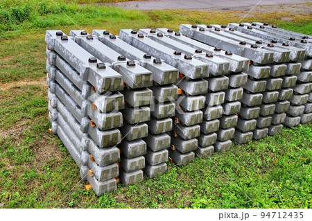 交換工事を控えた…バラスト軌道用『PCまくらぎ』 交換工事を控えた…バラスト軌道用『PCまくらぎ』 94712435