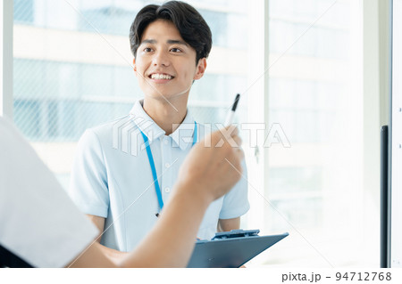 ミーティングをする介護士の男性 ミーティングをする介護士の男性 94712768