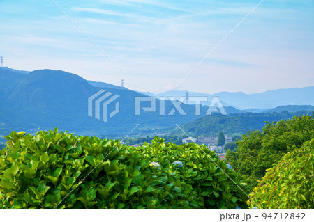 ポケットパーク見晴台からの眺め　JR津久田駅方向　関越道IC付近　初夏の季節　 94712842