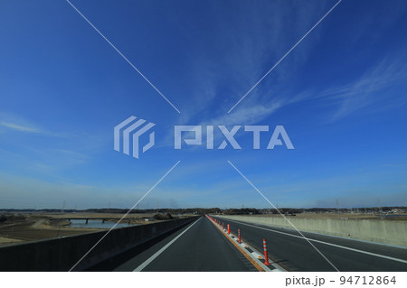 高速道路でのドライブ風景 高速道路でのドライブ風景 94712864