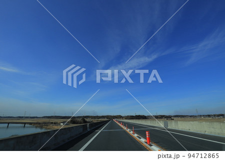 高速道路でのドライブ風景 高速道路でのドライブ風景 94712865