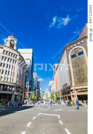 休日の銀座　歩行者天国　縦構図 94713045