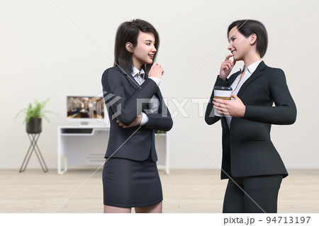 オフィスで同僚の女性社員が楽しく会話をしている 94713197
