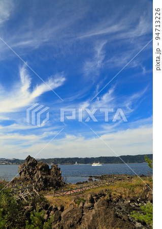 秋の溶岩なぎさ遊歩道の風景 94713226