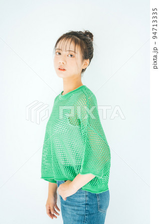若い女性のファッションイメージ 94713335