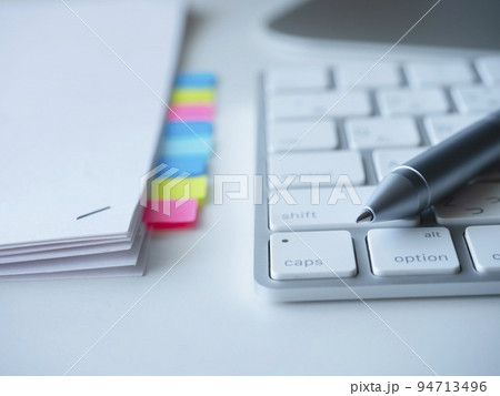 書類、パソコンのビジネスイメージ  94713496