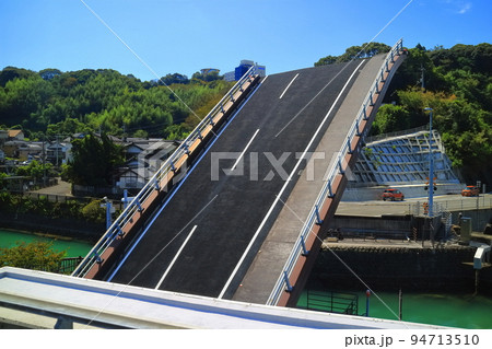 【高知県】稼働中の手結港可動橋 【高知県】稼働中の手結港可動橋 94713510