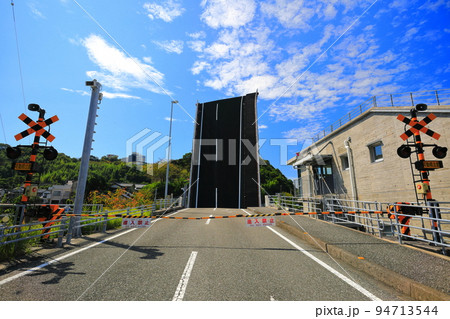 【高知県】晴天の手結港可動橋 94713544