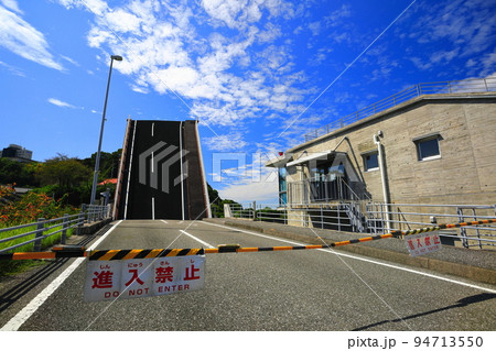 【高知県】晴天の手結港可動橋 94713550