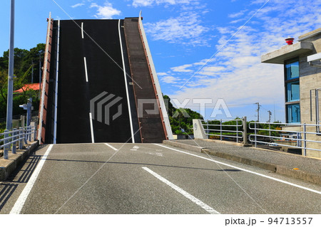 【高知県】晴天の手結港可動橋 94713557