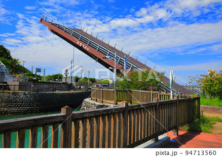 【高知県】稼働中の手結港可動橋 【高知県】稼働中の手結港可動橋 94713560