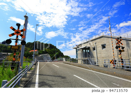 【高知県】晴天の手結港可動橋 94713570